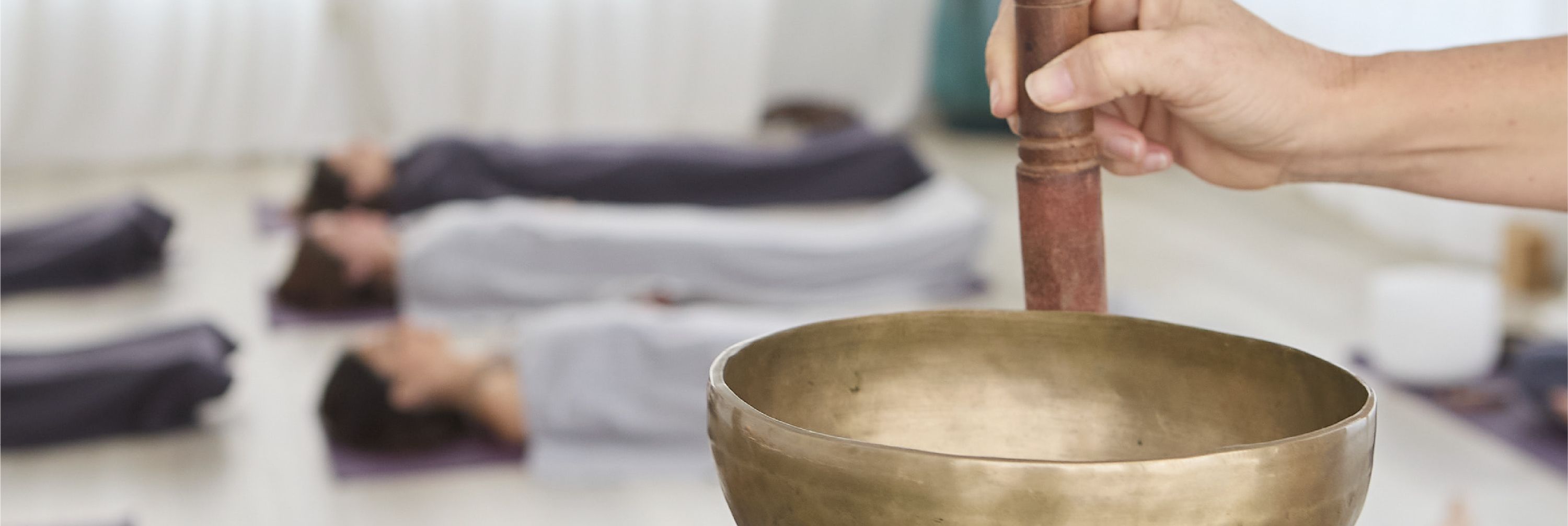 Cuenco tibetano en experiencia sonoro-meditativa en Espacio Raíz La Horqueta