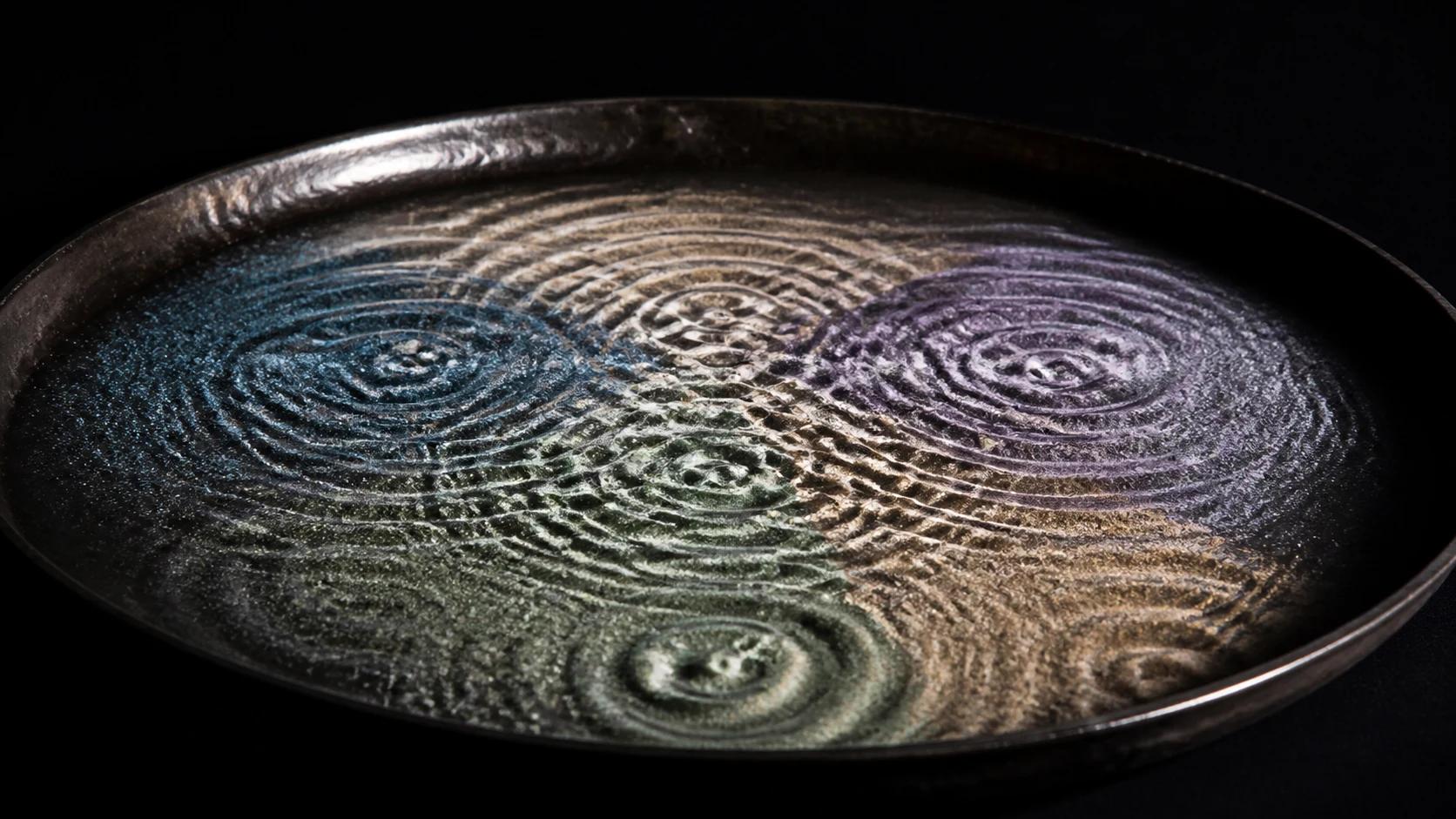 Intersecting ripple fields across a resonating metal plate.