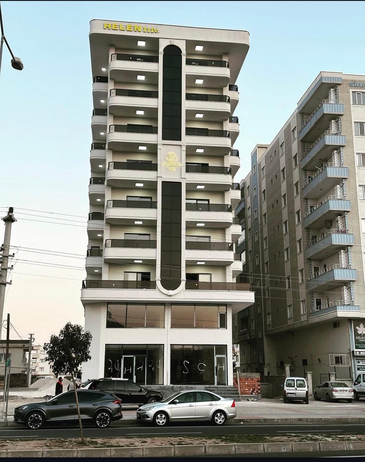 HELEN life yazısı görülen çok katlı apartman binası