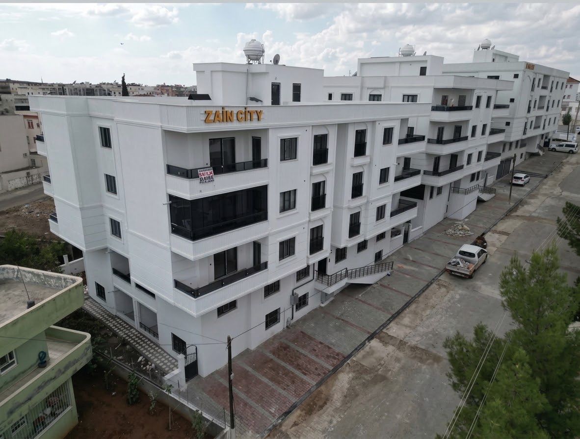 ZAİN CITY binasının tabelalı cephesinin gerçek fotoğrafı
