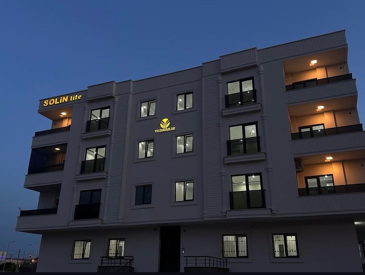Akşam saatlerinde SOLİN life yazısı görülen apartman binası