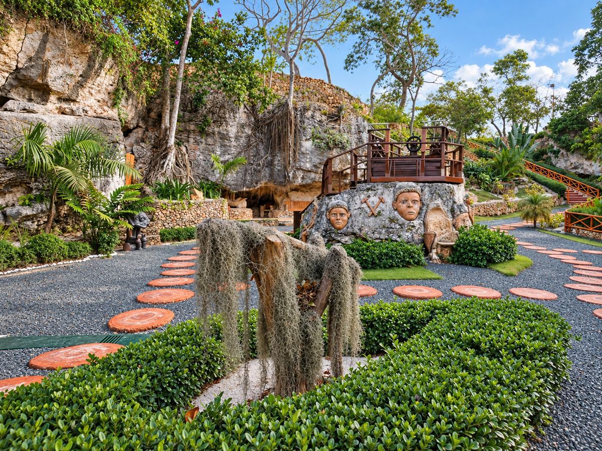 Terreno de retos al aire libre con senderos de piedra y vegetación tropical