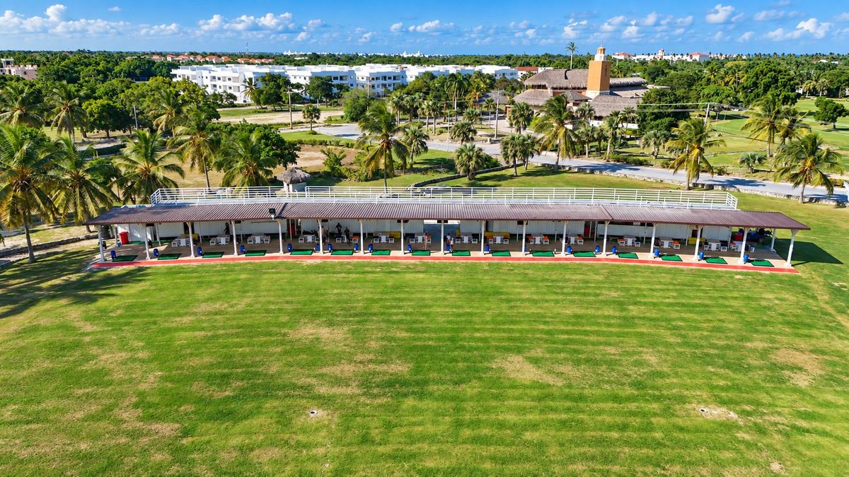 Calle abierta utilizada para retos de equipo entre rotaciones de golf