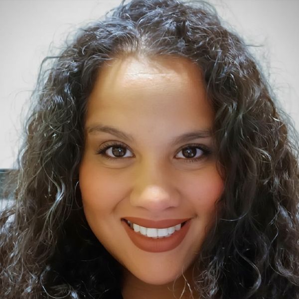 Jeannie Flores — Directora