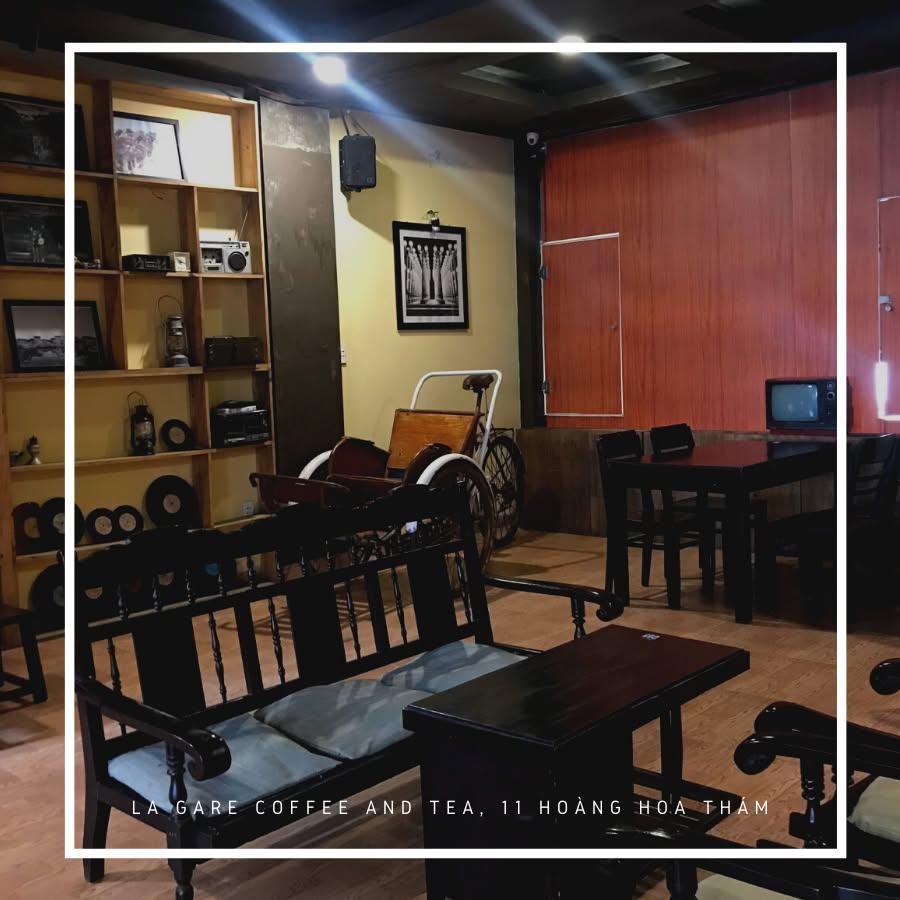 Mưa nhẹ ngoài hiên