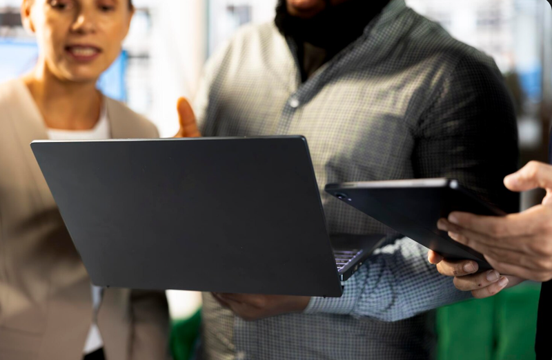 How Manufacturers Can Turn Website Visitors Into Paying Customers