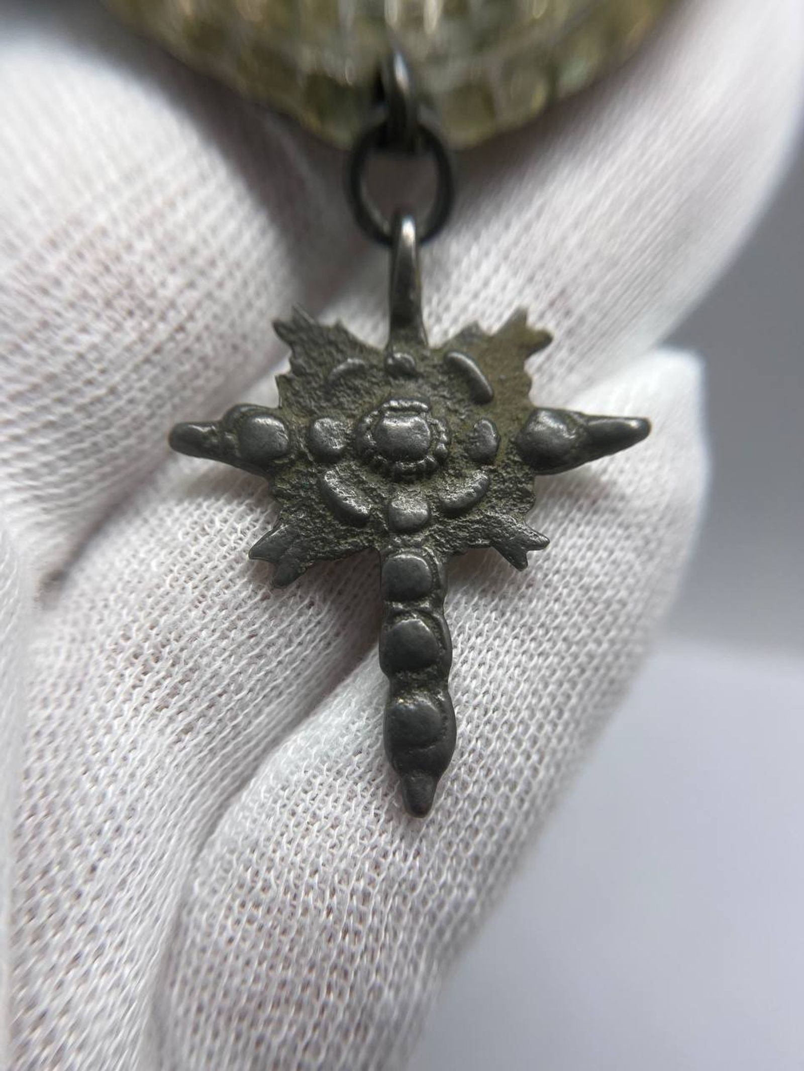 Fibbia XVIII sec. Placcata Oro con Figura Religiosa e Pietra Rossa - view 6