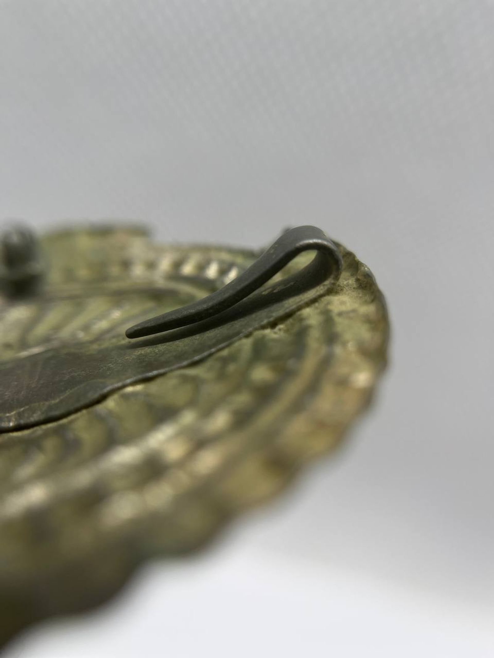 Fibbia XVIII sec. Placcata Oro con Figura Religiosa e Pietra Rossa - view 7