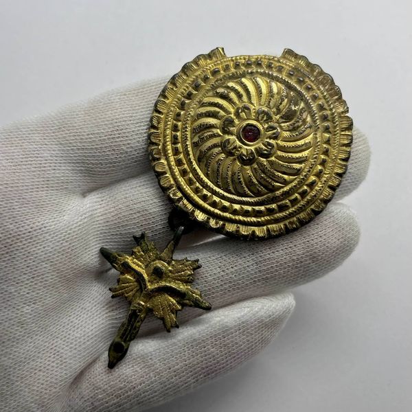 Fibbia XVIII sec. Placcata Oro con Figura Religiosa e Pietra Rossa