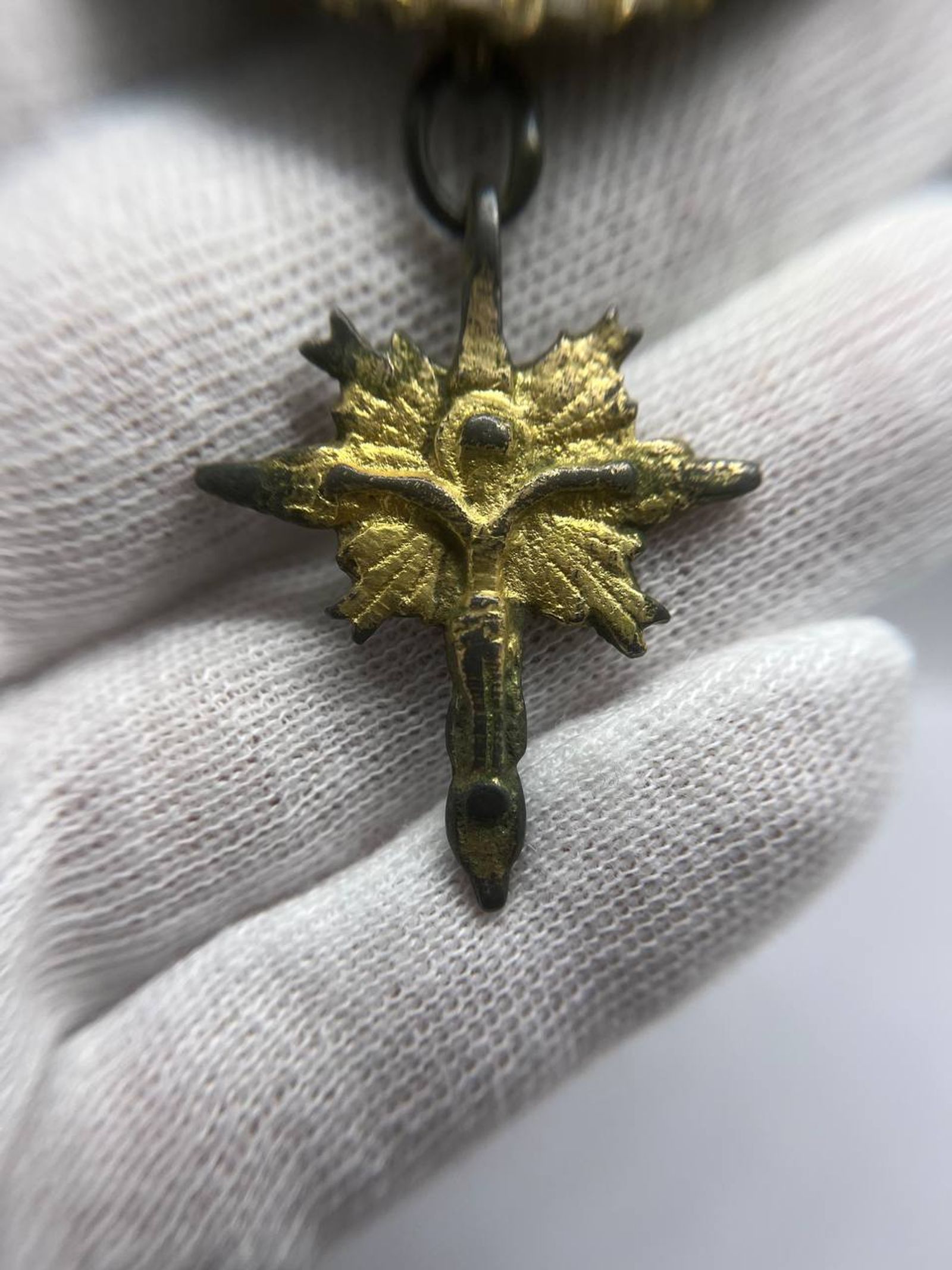 Fibbia XVIII sec. Placcata Oro con Figura Religiosa e Pietra Rossa - view 5