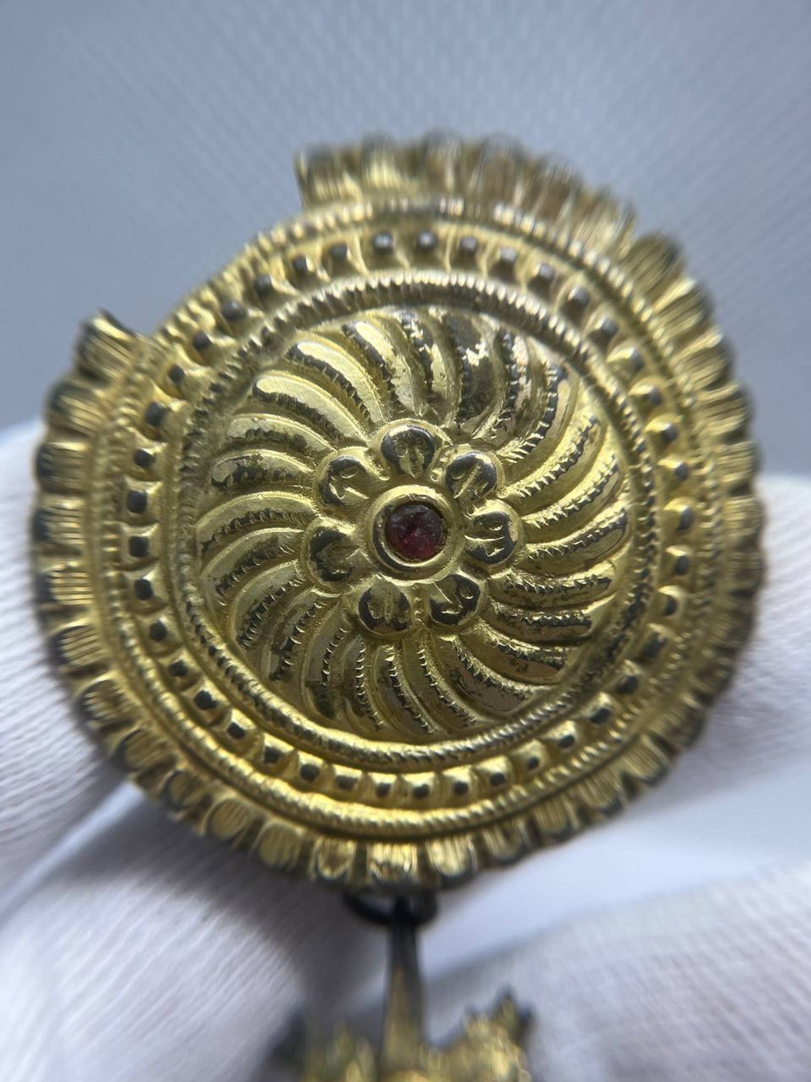 Fibbia XVIII sec. Placcata Oro con Figura Religiosa e Pietra Rossa - view 3