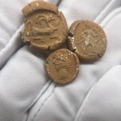 Gettoni in Terracotta con Incisioni Figurative