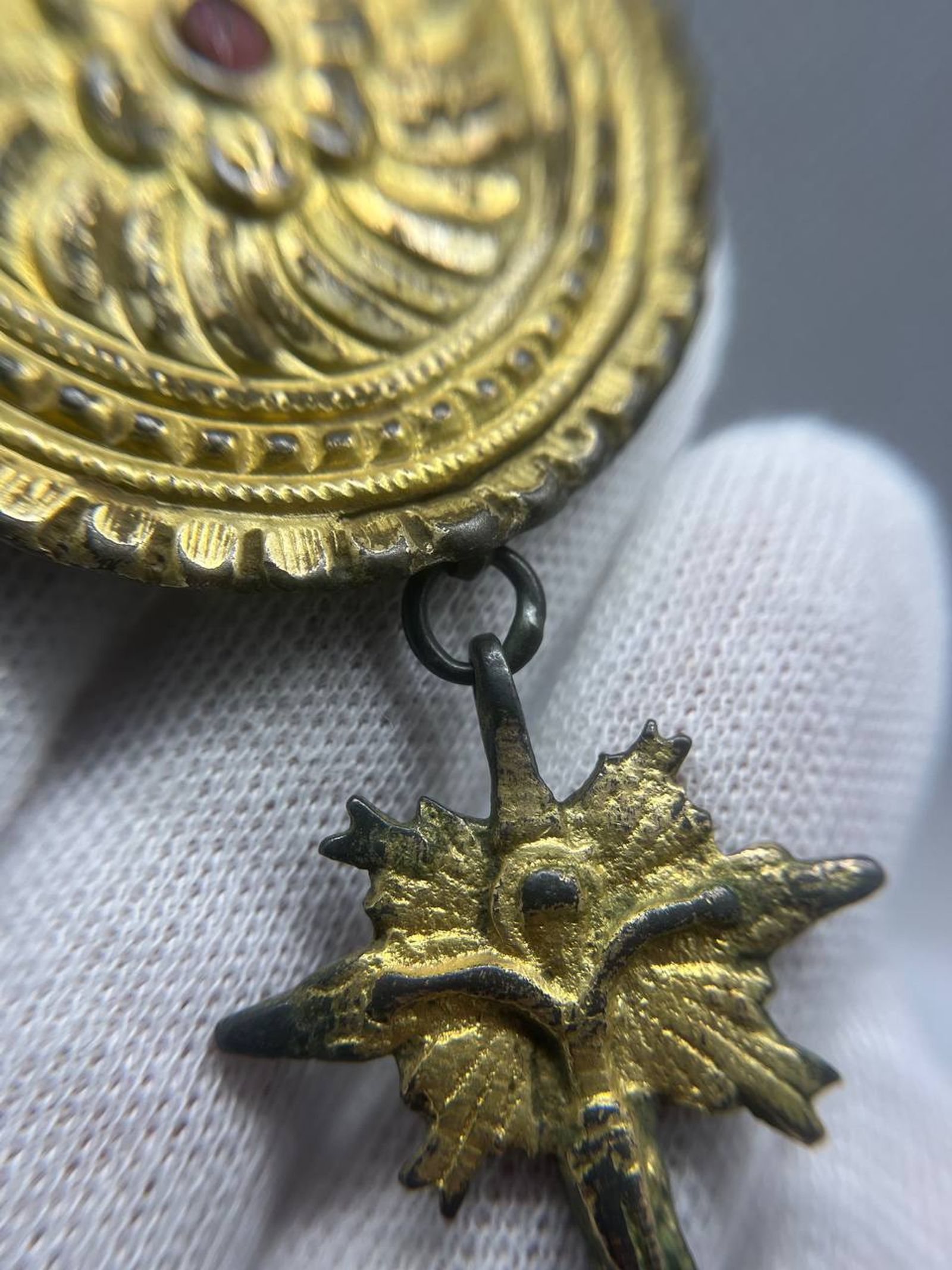 Fibbia XVIII sec. Placcata Oro con Figura Religiosa e Pietra Rossa - view 4