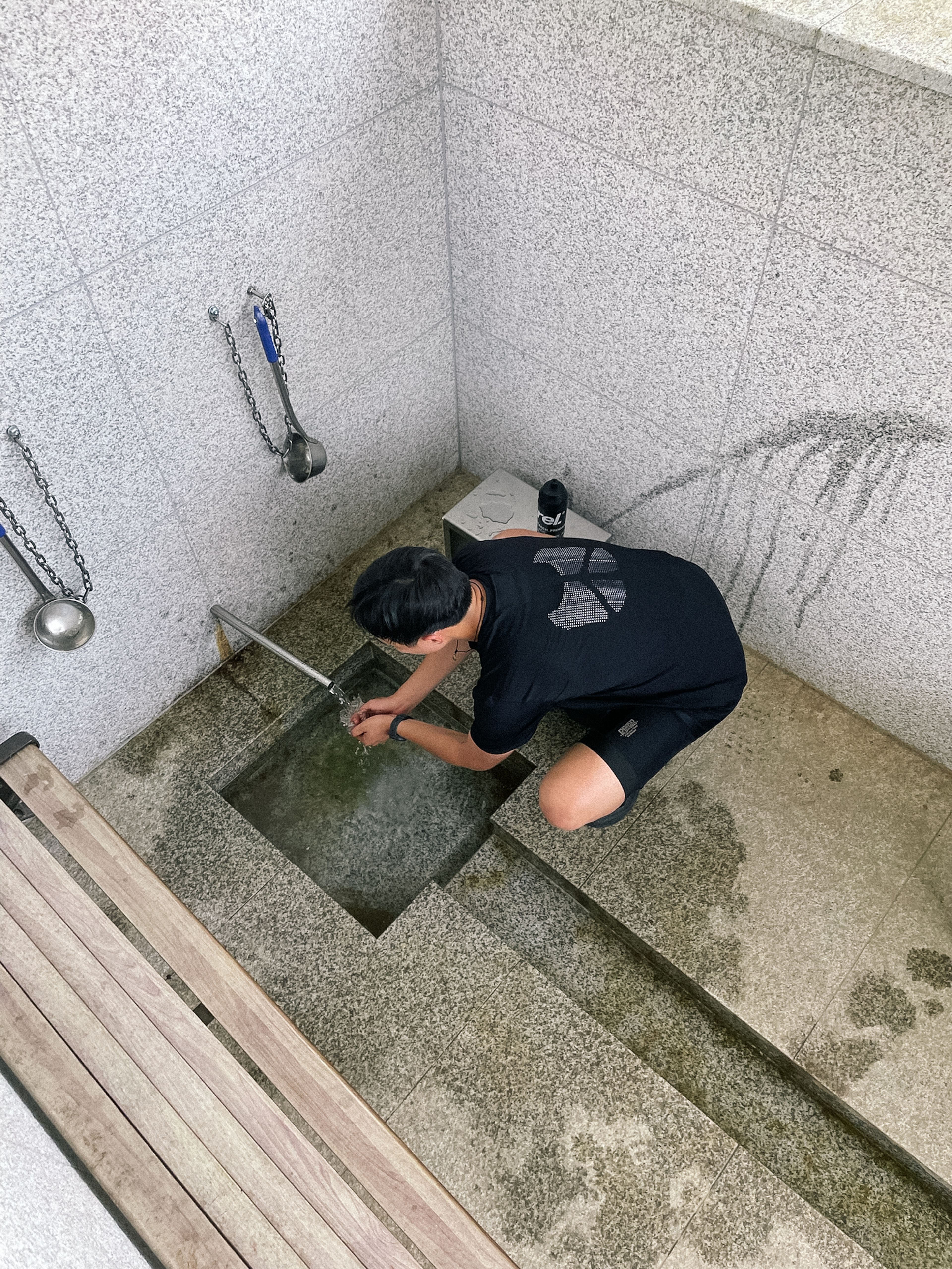 시원한 물로 아이싱을 하고 있다.