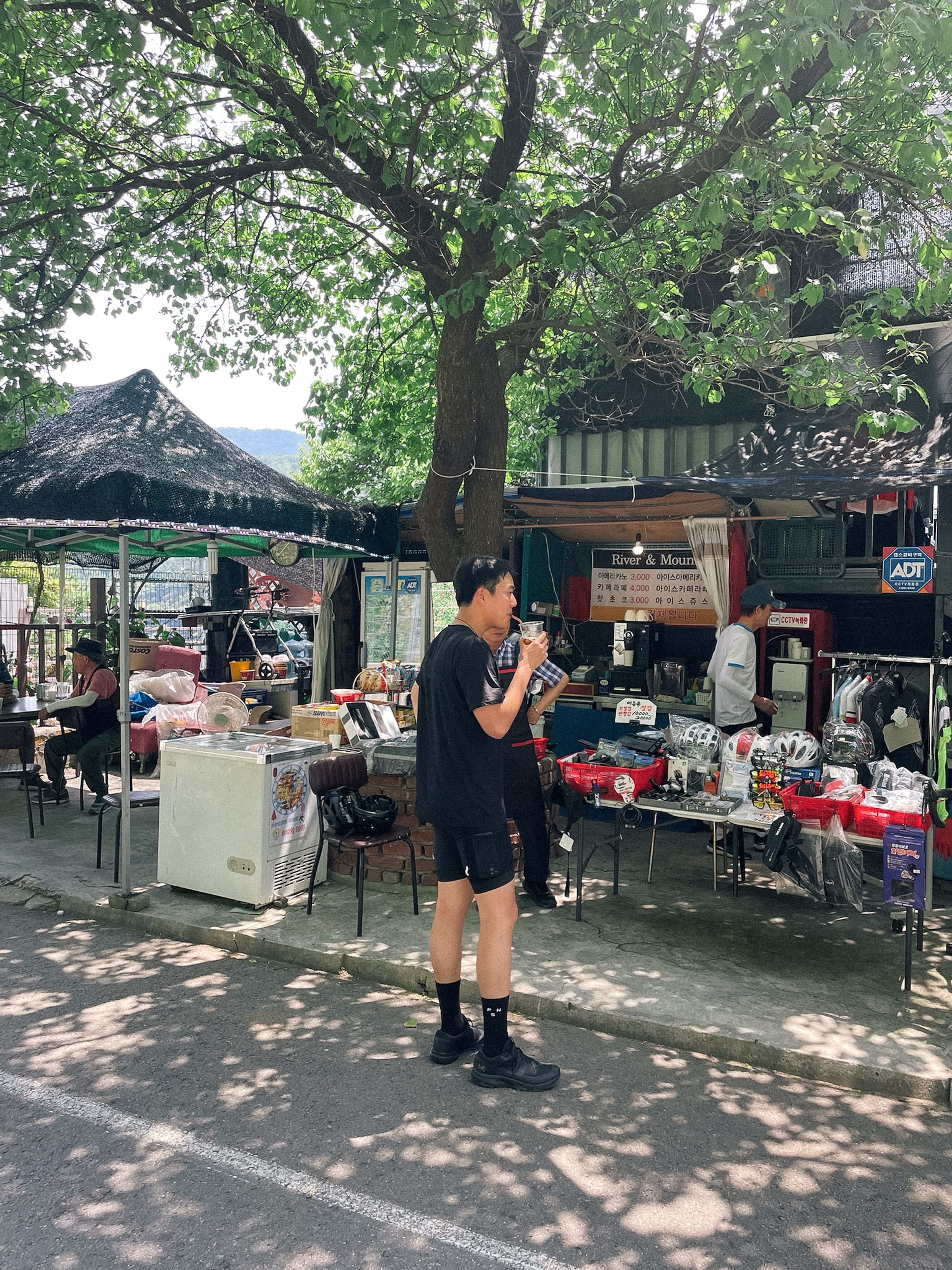 커피를 마시며 휴식을 취했다.
