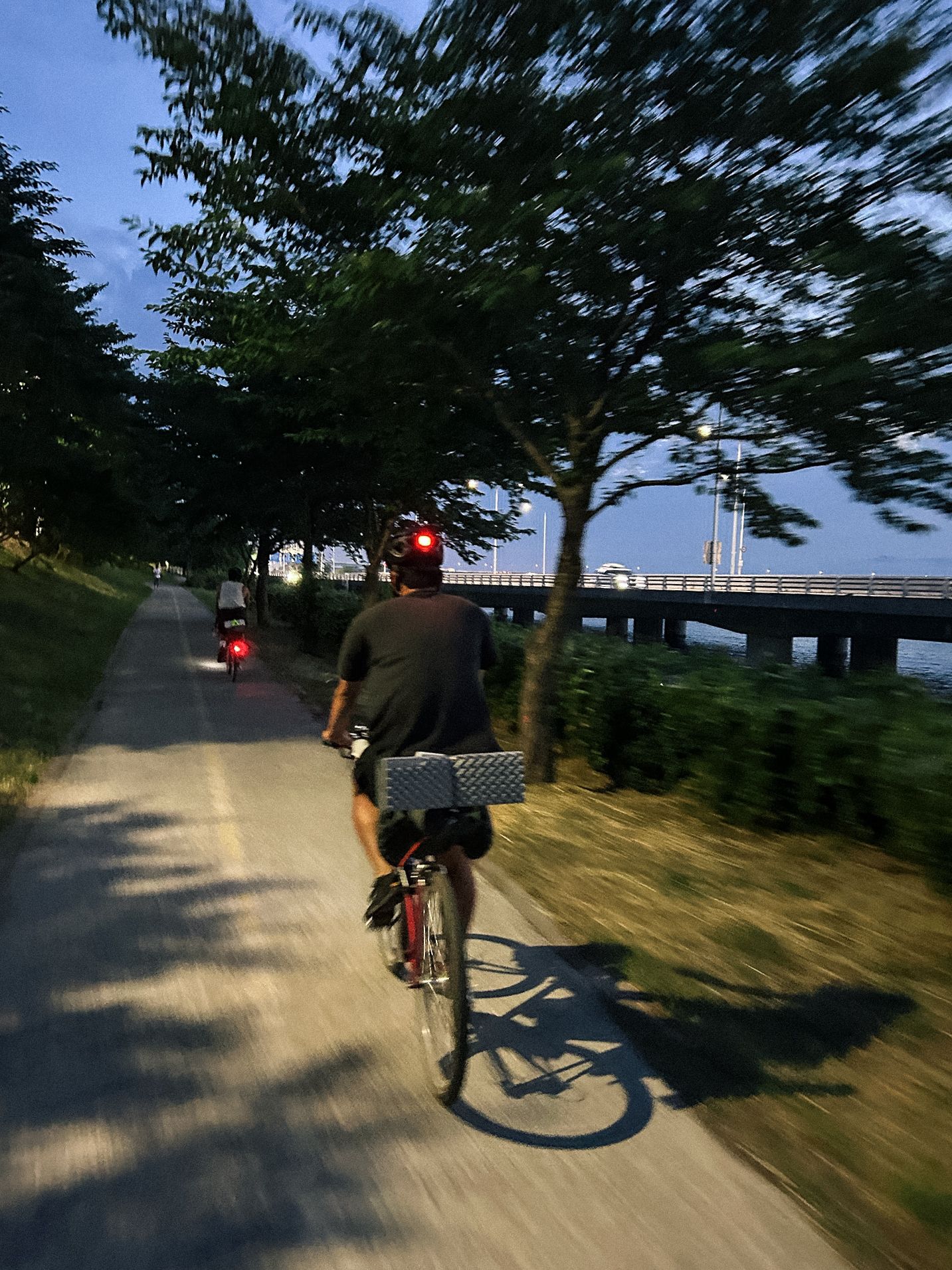 해가 지고도 한참을 갔다.