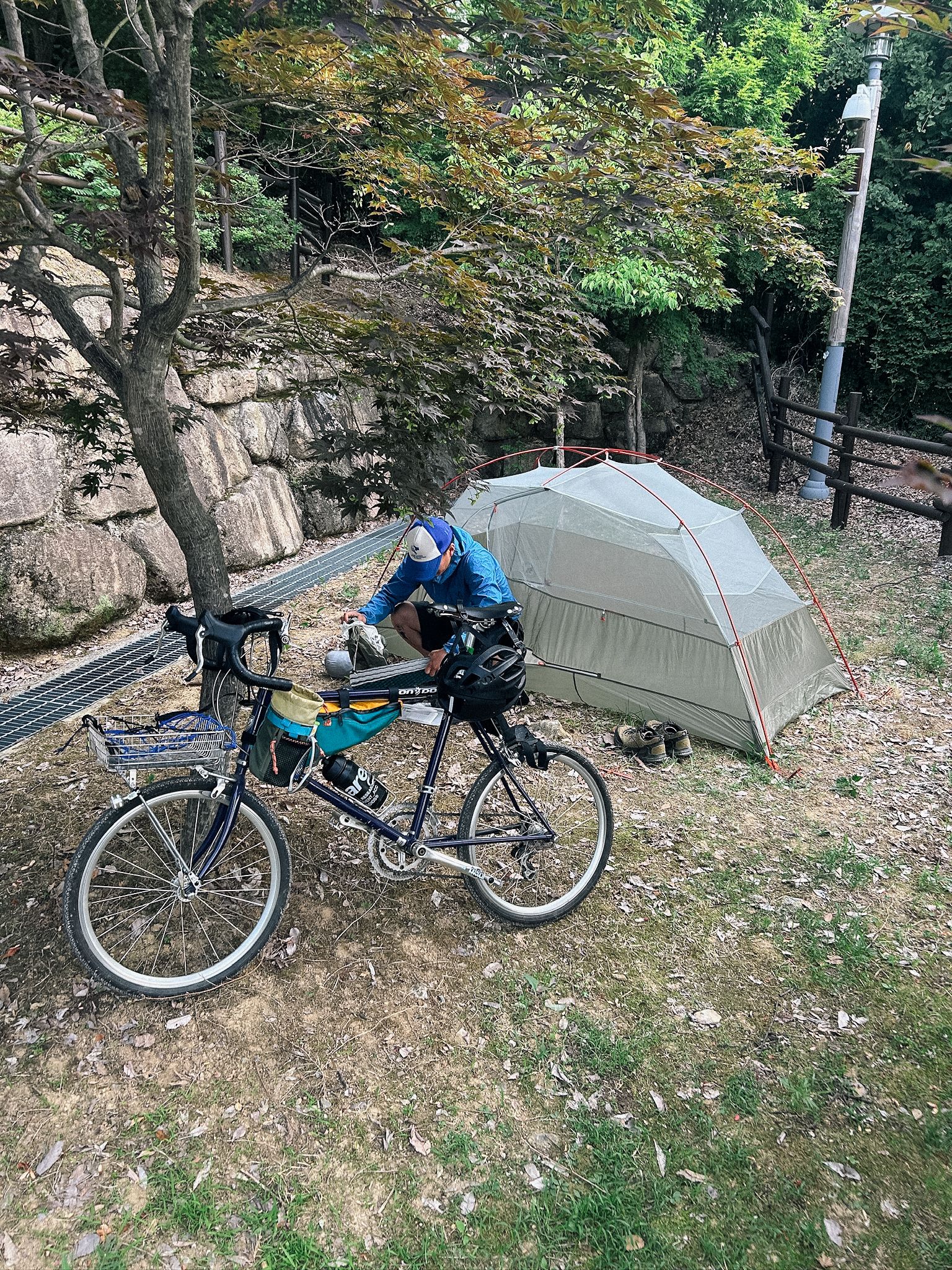 텐트를 정리하는 모습