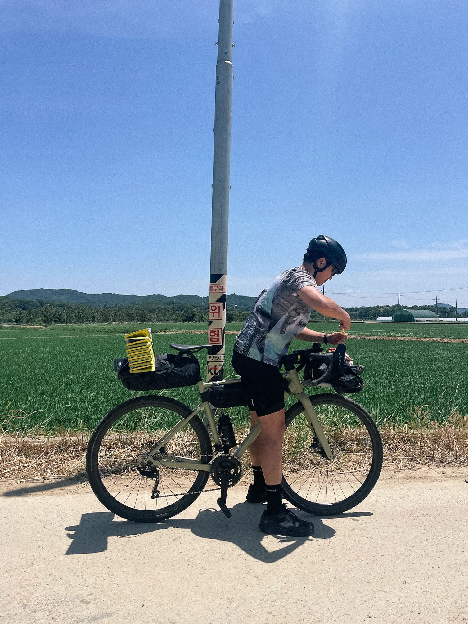 프론트랙을 정비하고 있다.