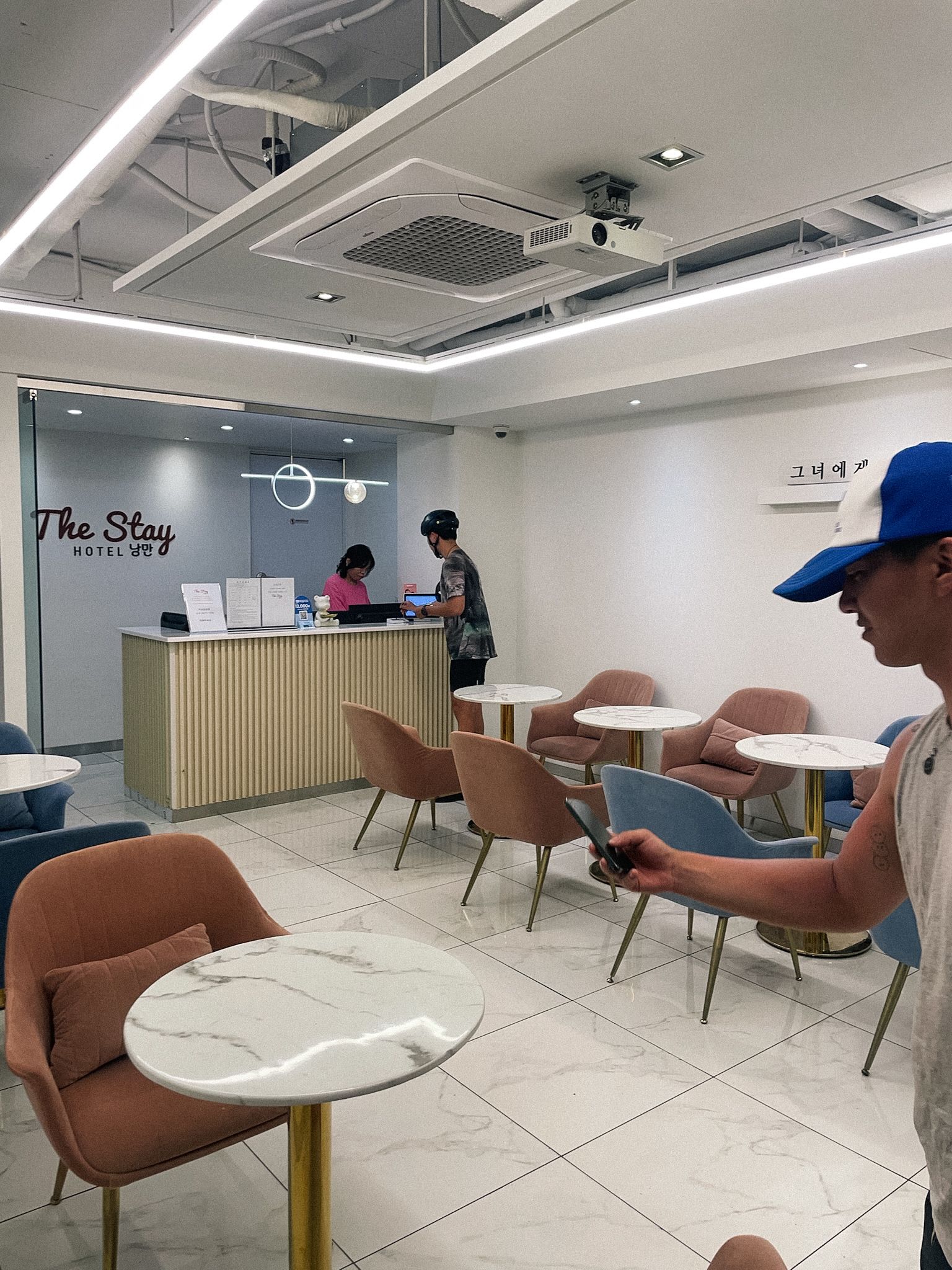 체크인 하는 중