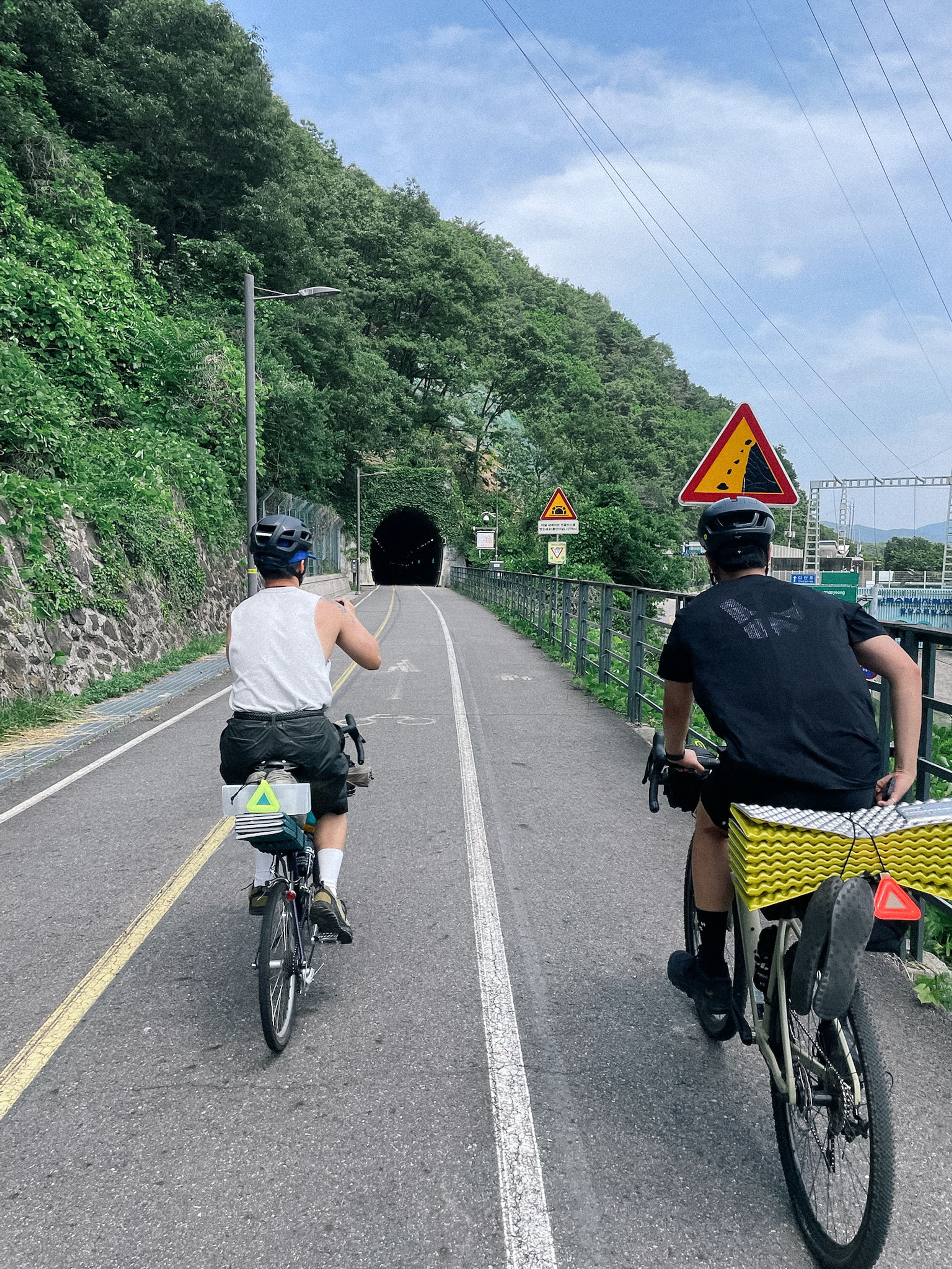 멀리서 보이는 터널