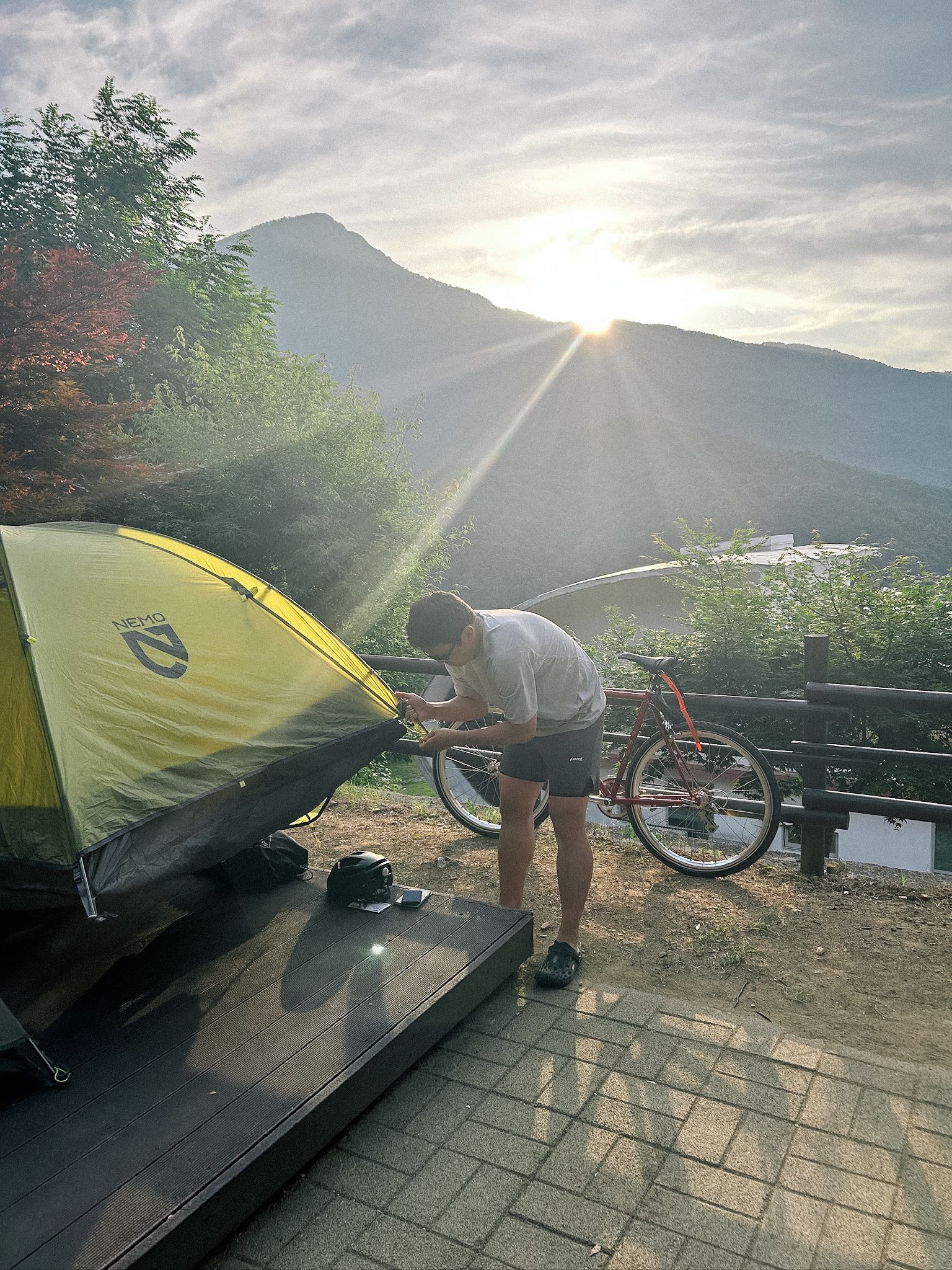 텐트를 정리하는 모습