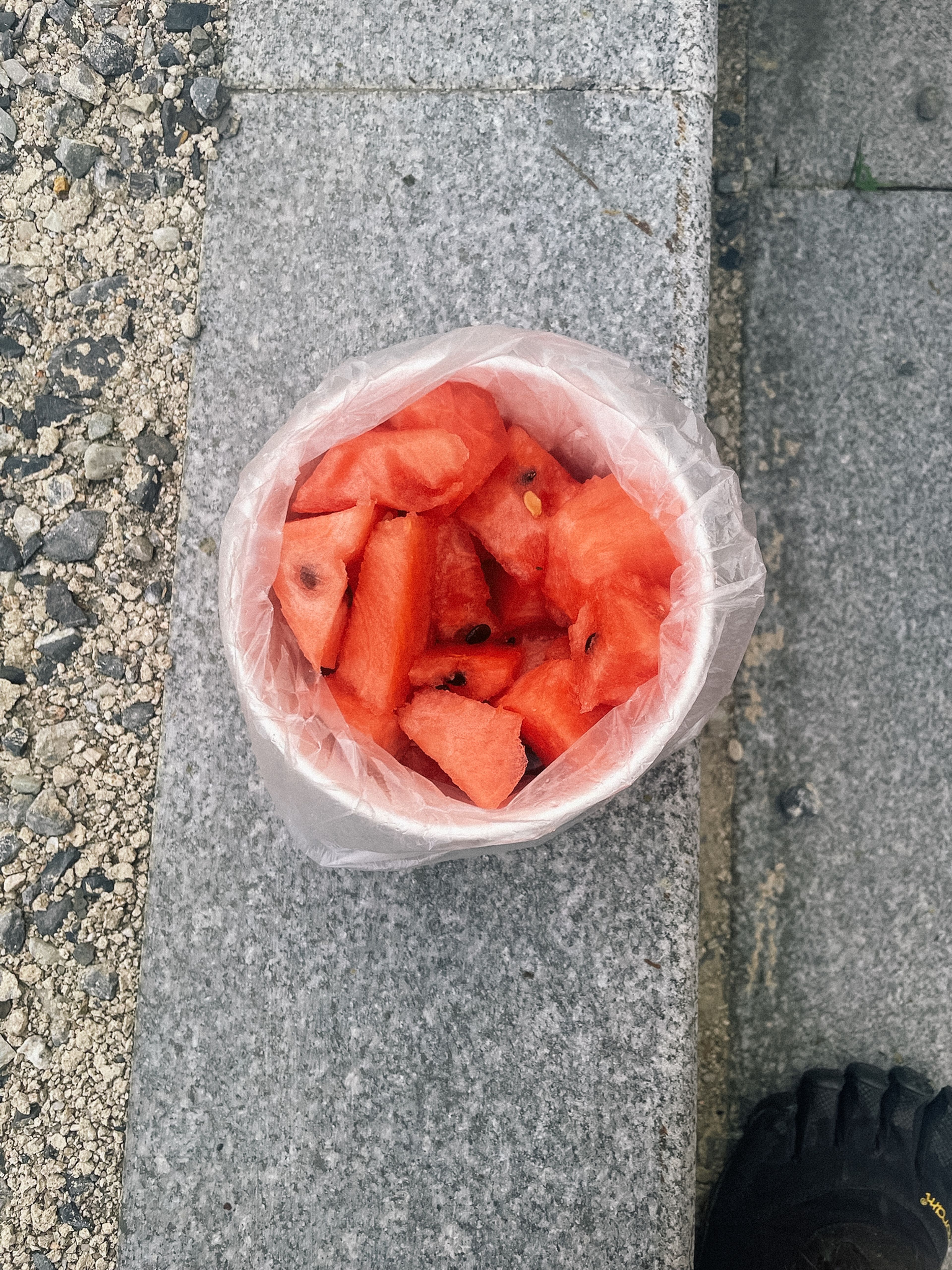 어른들께서 수박을 나눠주셨다.