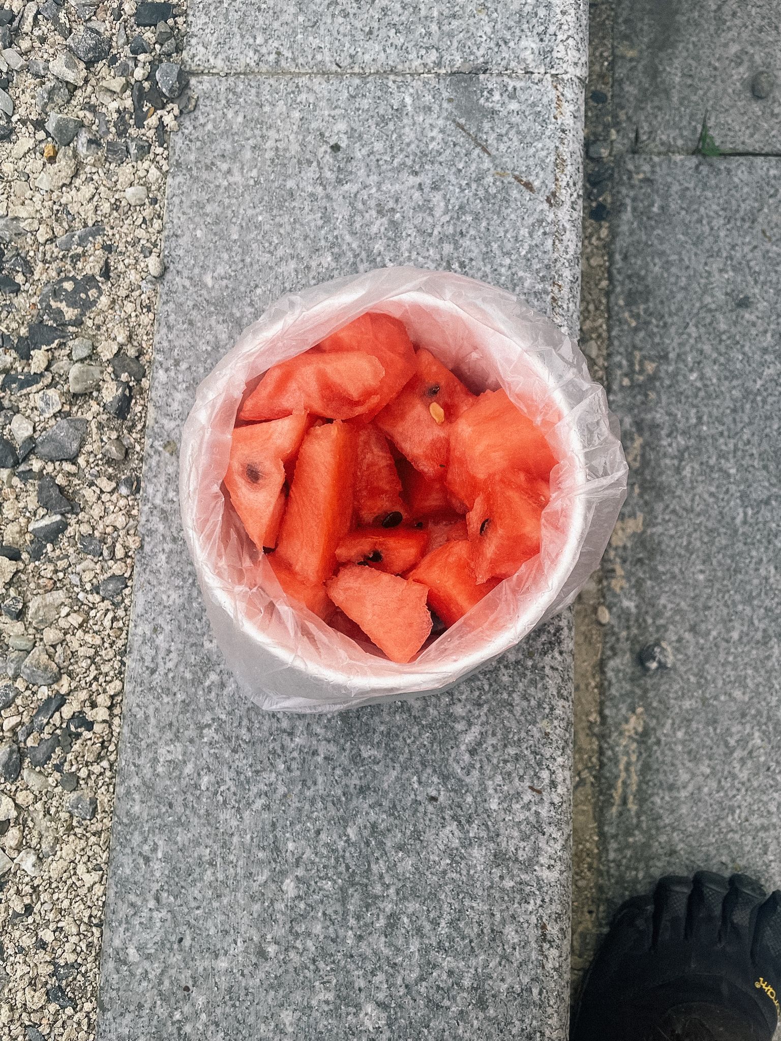 어른들께서 수박을 나눠주셨다.