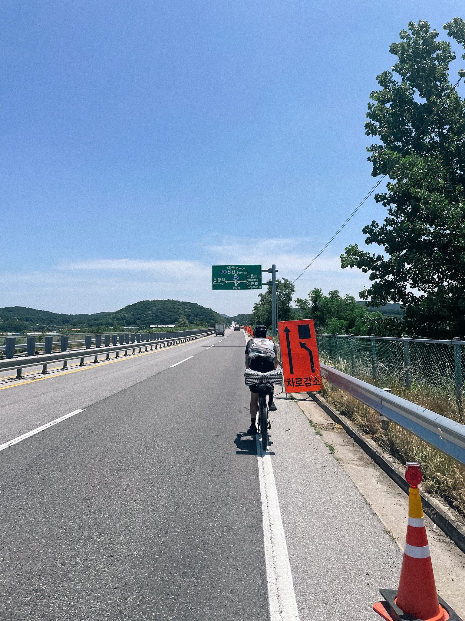 국도를 탈 때는 항상 조심해야 한다.