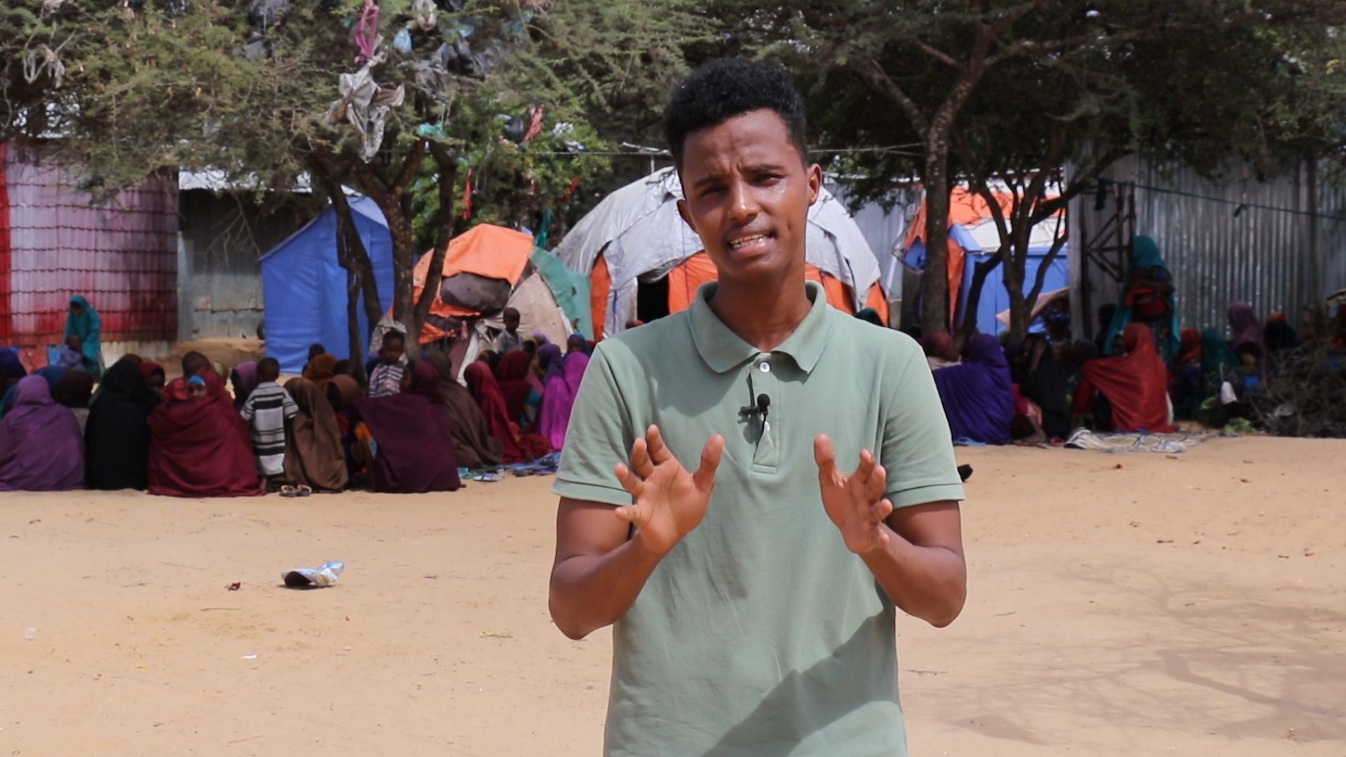 Somali journalist Mohamed Ibrahim Osman Bulbul filming a story