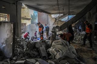 Palestinian citizens inspect the destruction caused by air strikes on their homes on December 01, 2023 in Khan Yunis, Gaza.