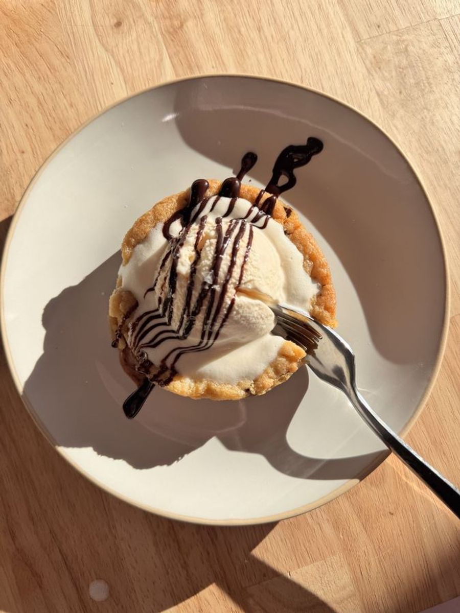 Cookie tart with ice cream and chocolate drizzle