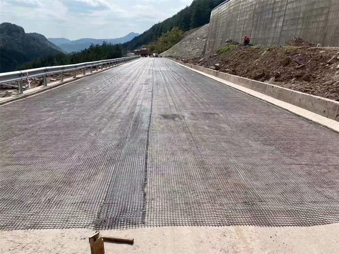 Road expansion anti-cracking project