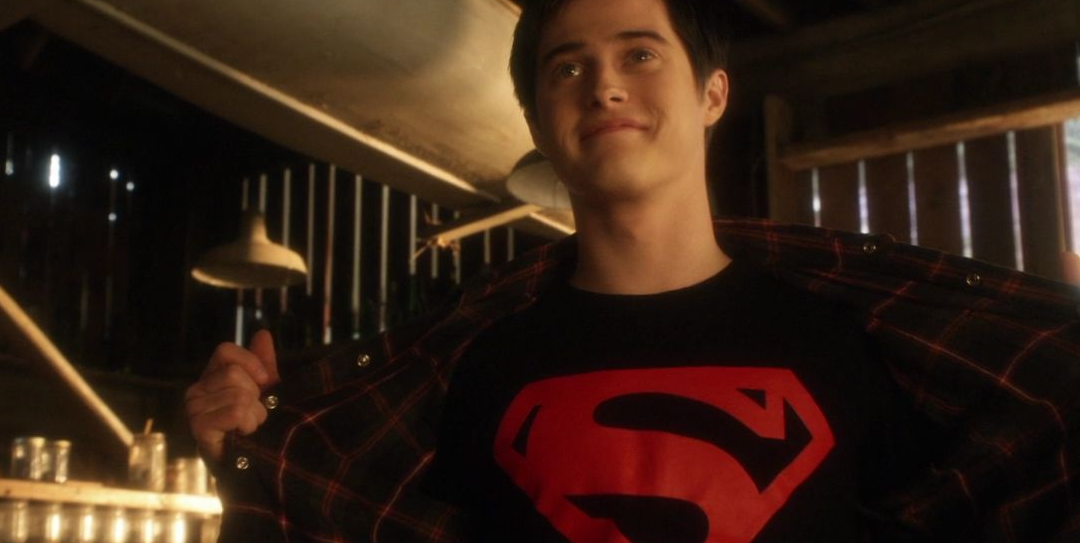 Conner revealing his Superboy logo.