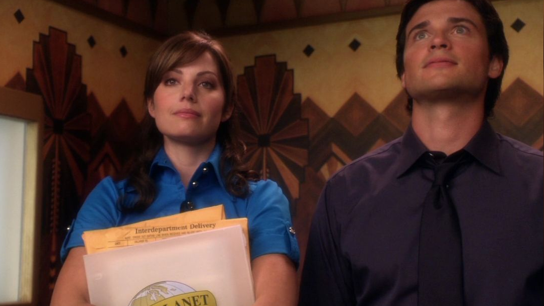 Lois and Clark awkwardly stand side by side in an elevator.