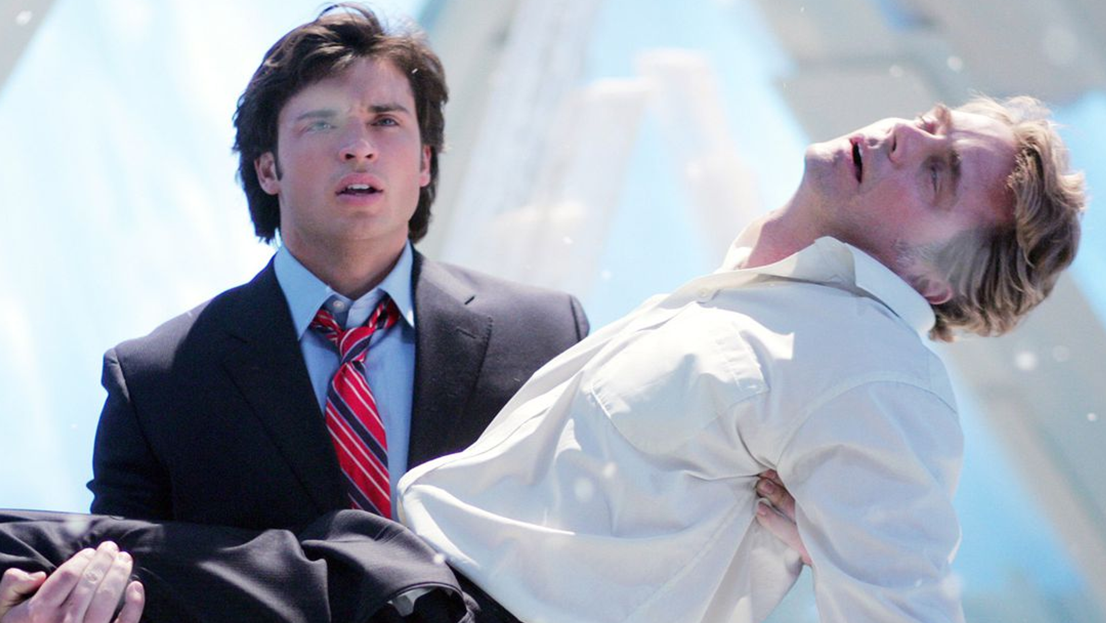 Clark holding Jonathan's body in the Fortress.