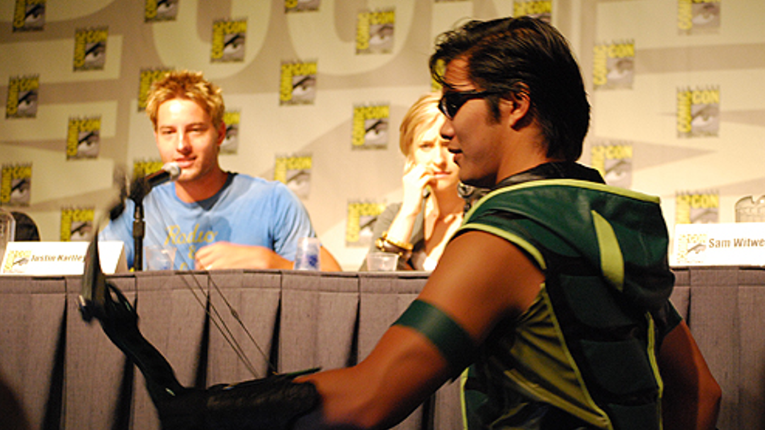 Justin Hartley and a Green Arrow cosplayer.