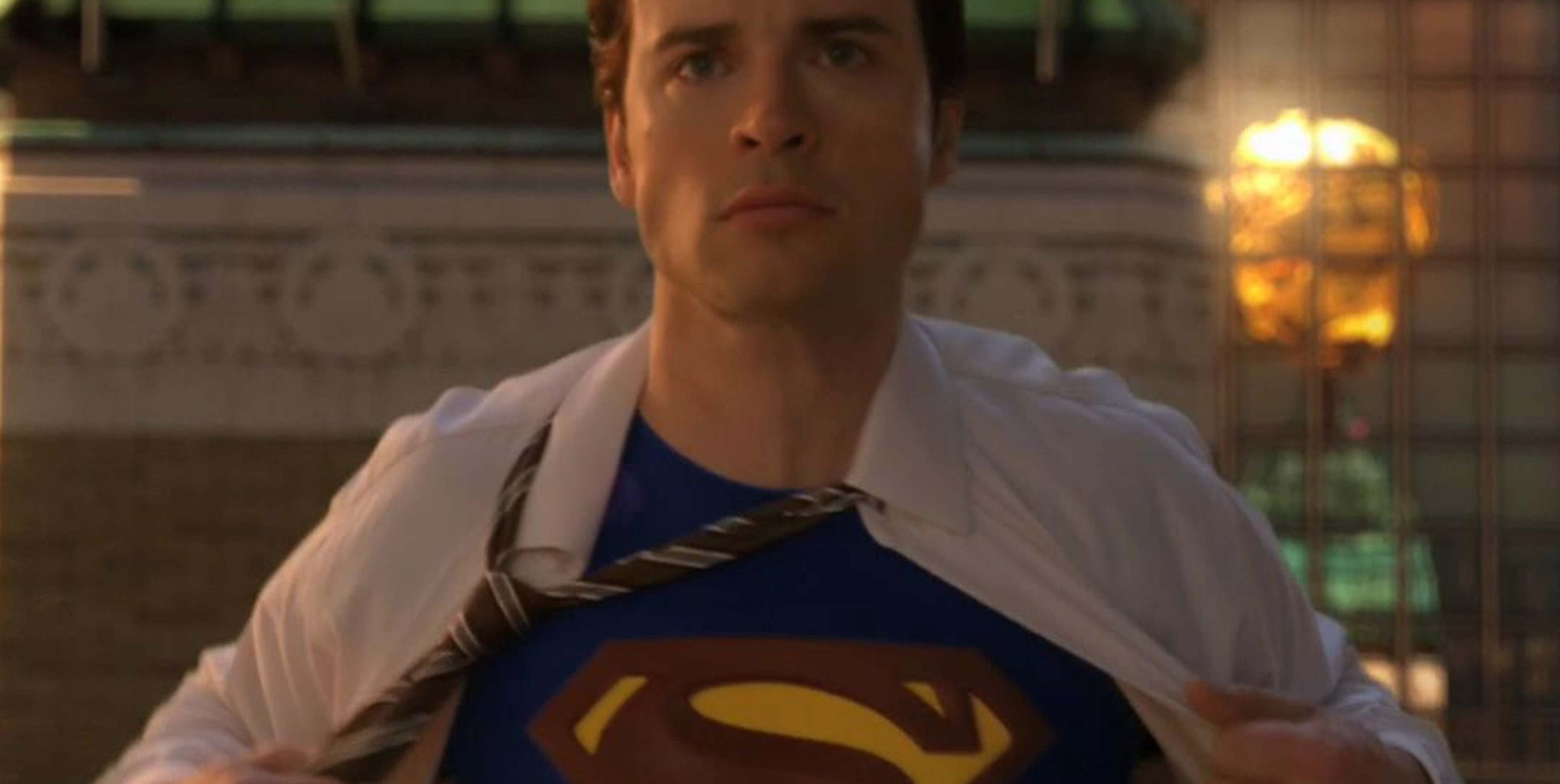 Clark doing a shirt rip, revealig the Superman S.