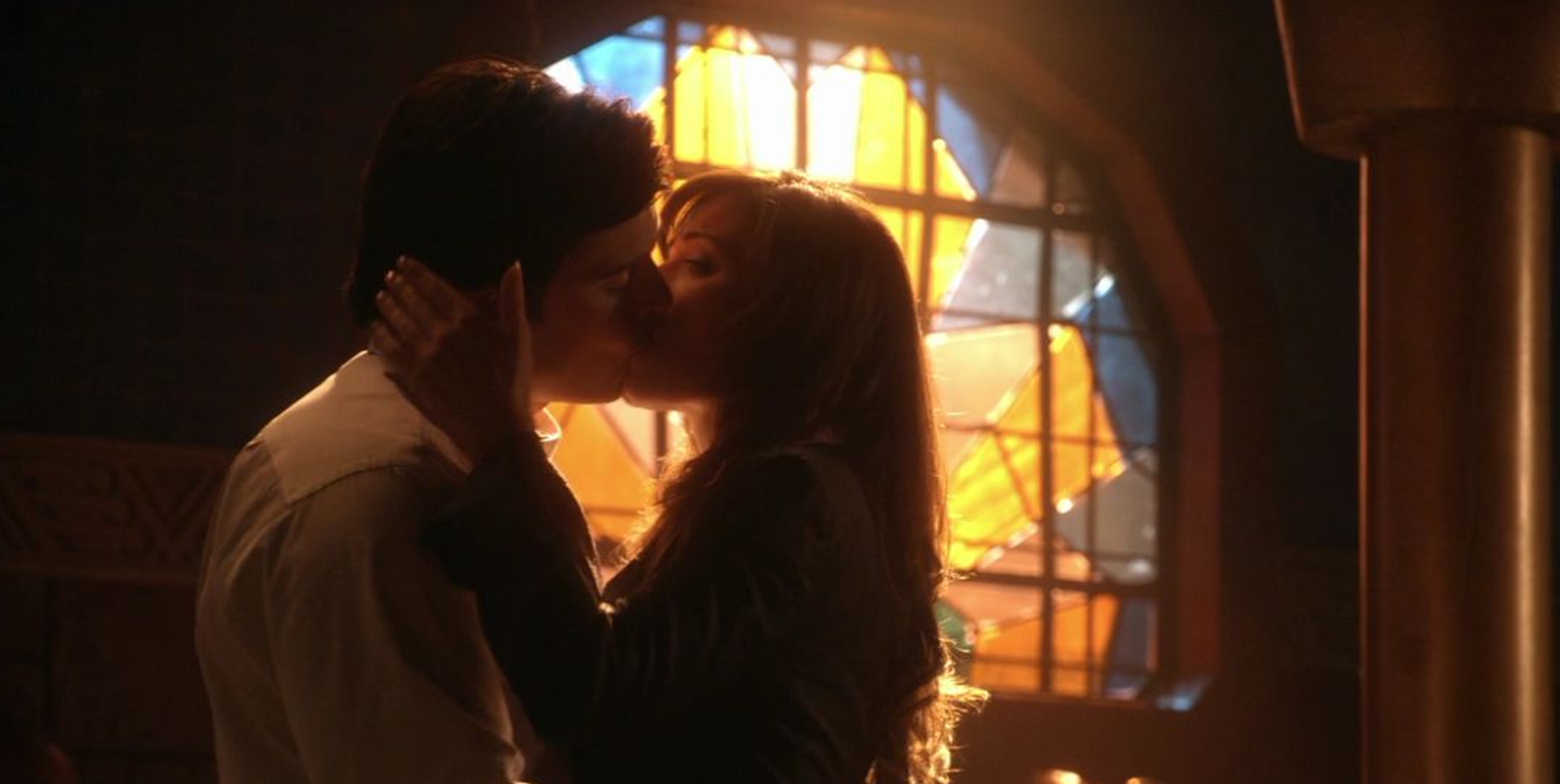 Clark and Lois kiss.
