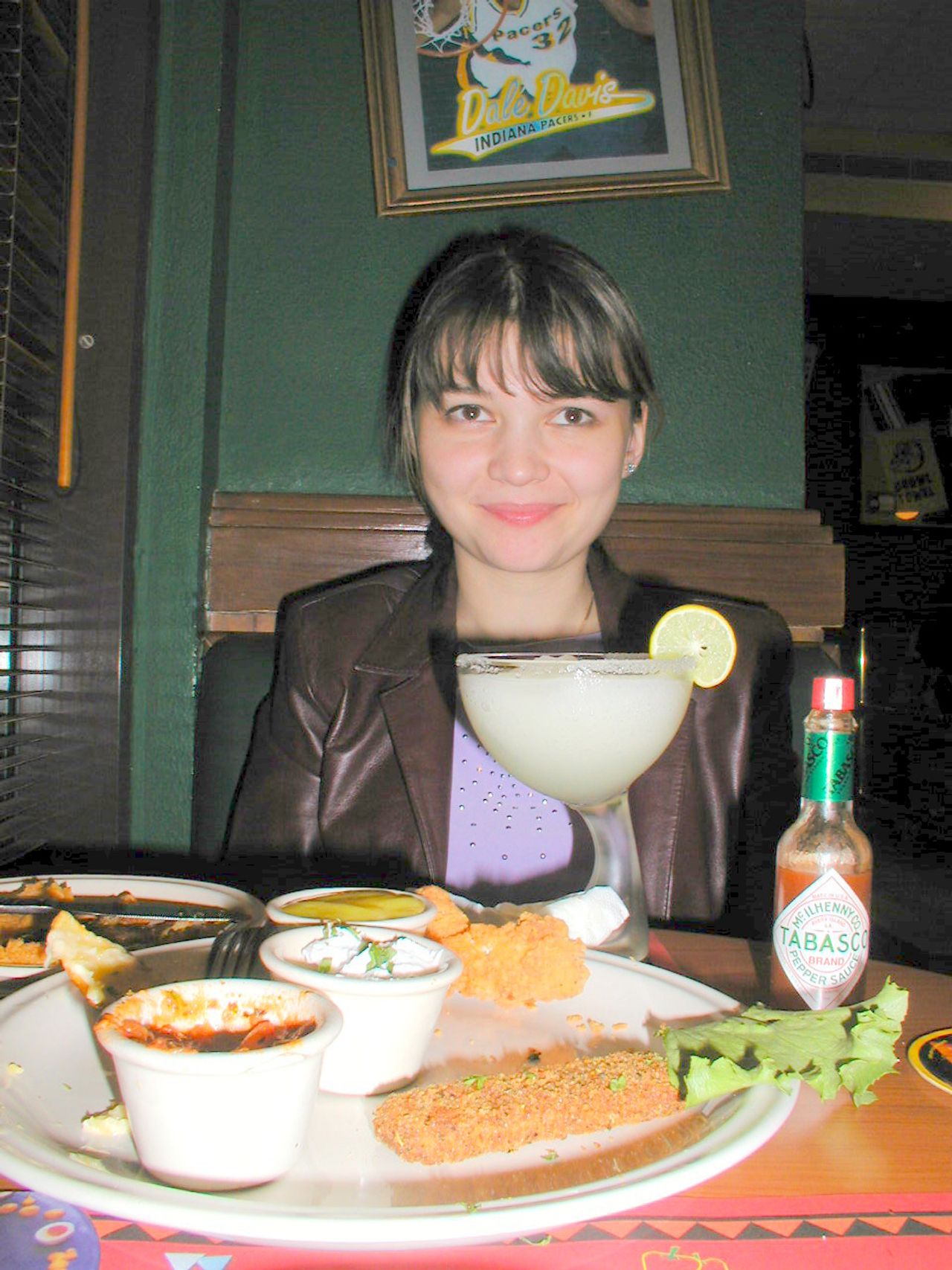 Una compañera sostiene una bebida en un restaurante.