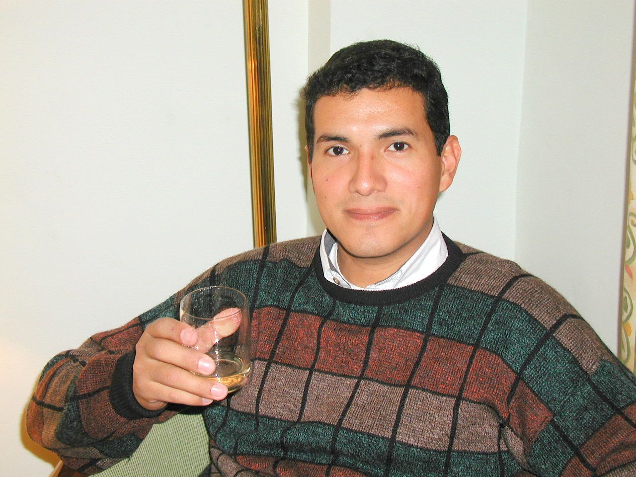 Un compañero sostiene una bebida durante una reunión.