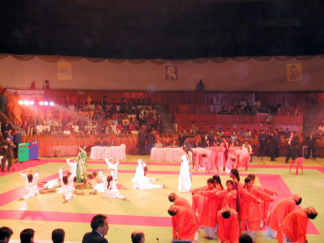 Artistas actuando en un escenario rodeado de público.