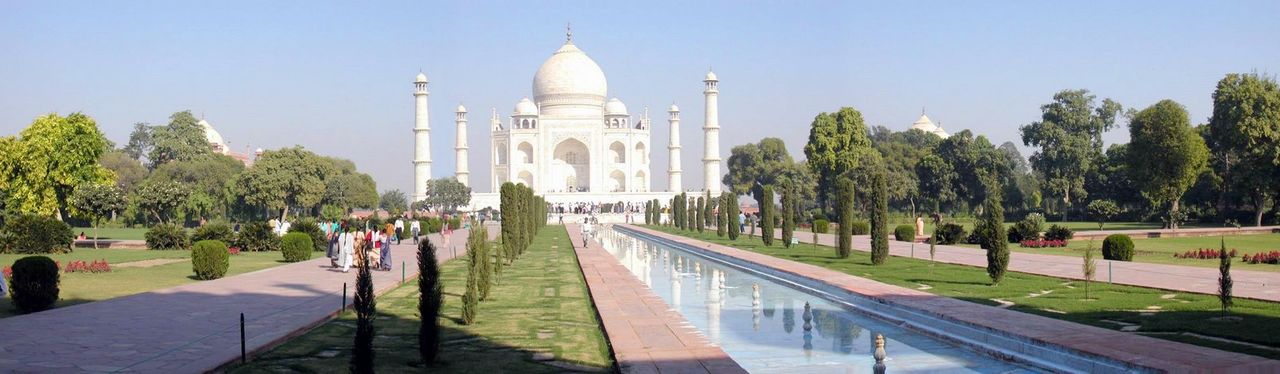 Vista panorámica del Taj Mahal y su estanque central.