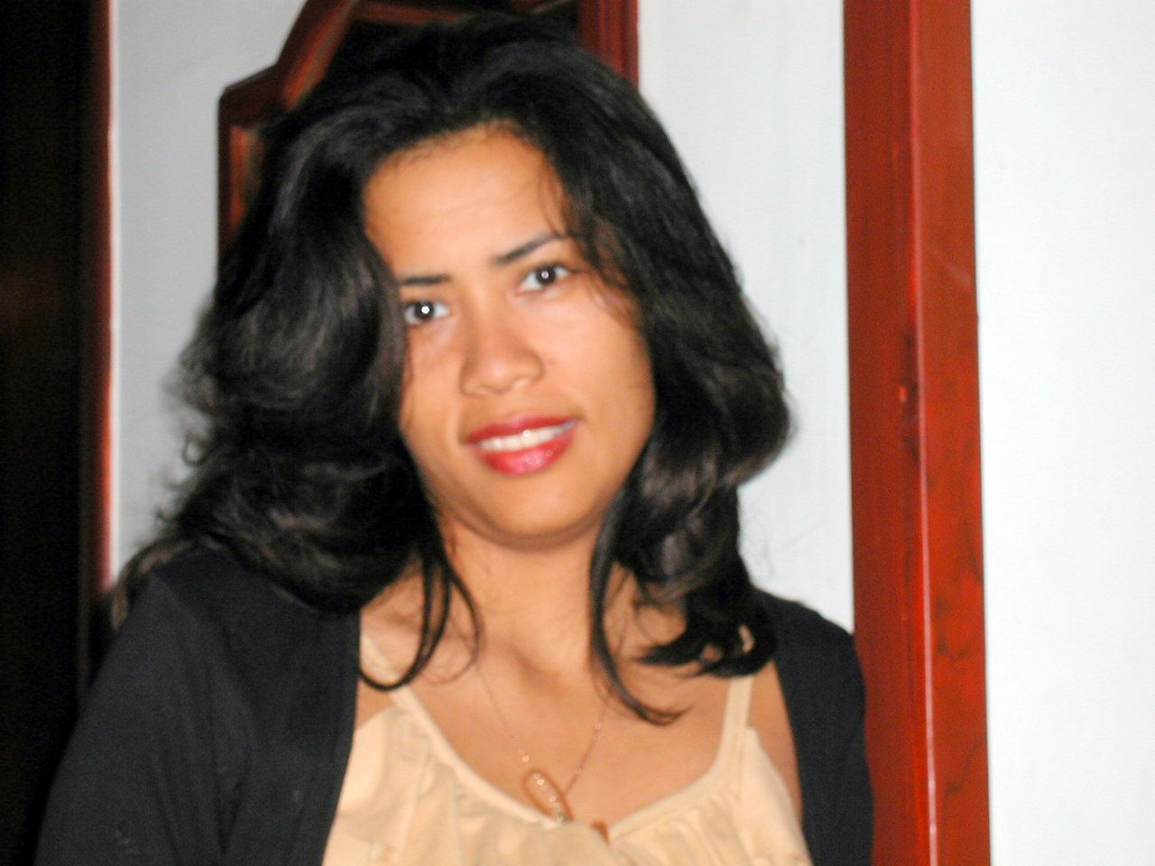 Retrato de una compañera de cabello oscuro.