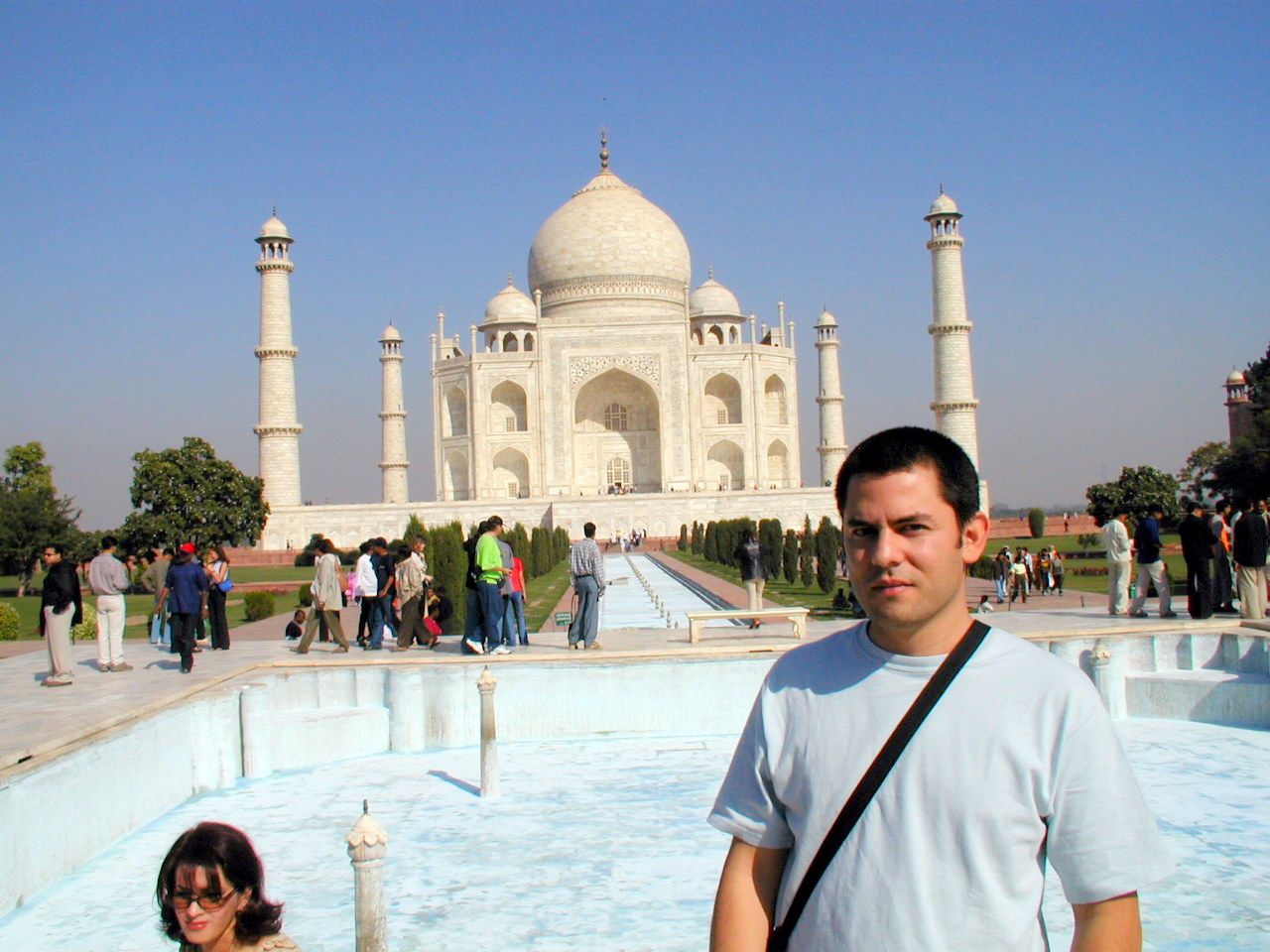 Un viajero posa ante el Taj Mahal y sus fuentes.