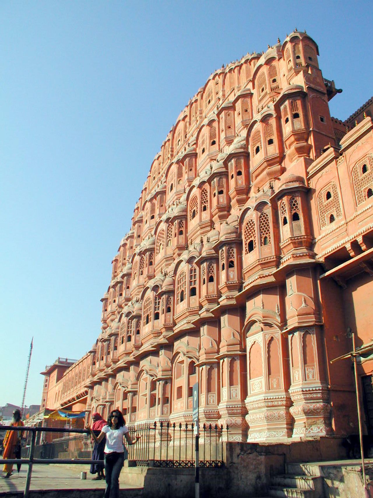 Vista de la fachada del Hawa Mahal desde la calle.