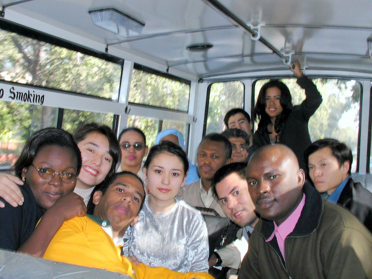 Grupo de compañeros dentro de un autobús.