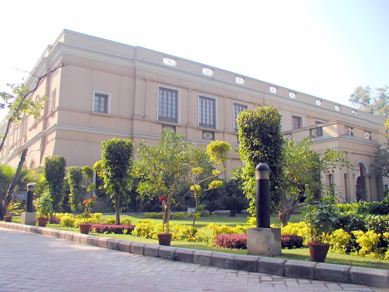 Fachada de un edificio con jardín y árboles.