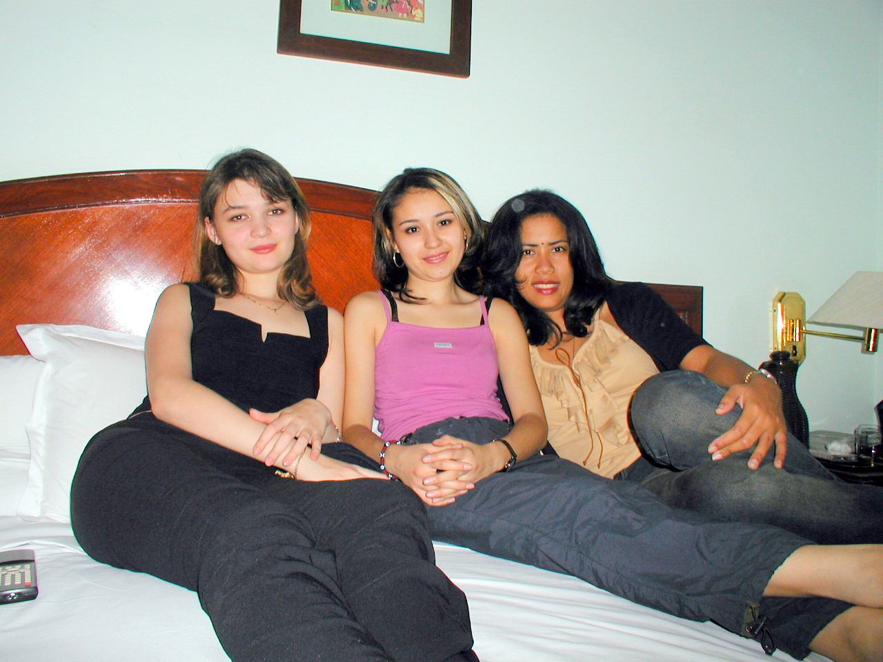 Tres compañeras sentadas juntas en una habitación.