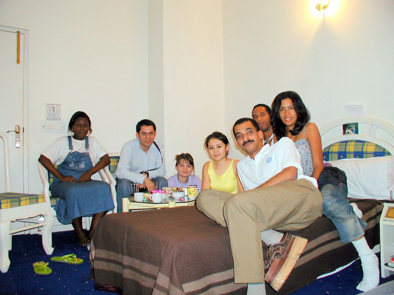 Grupo de compañeros reunido alrededor de una mesa en una habitación.