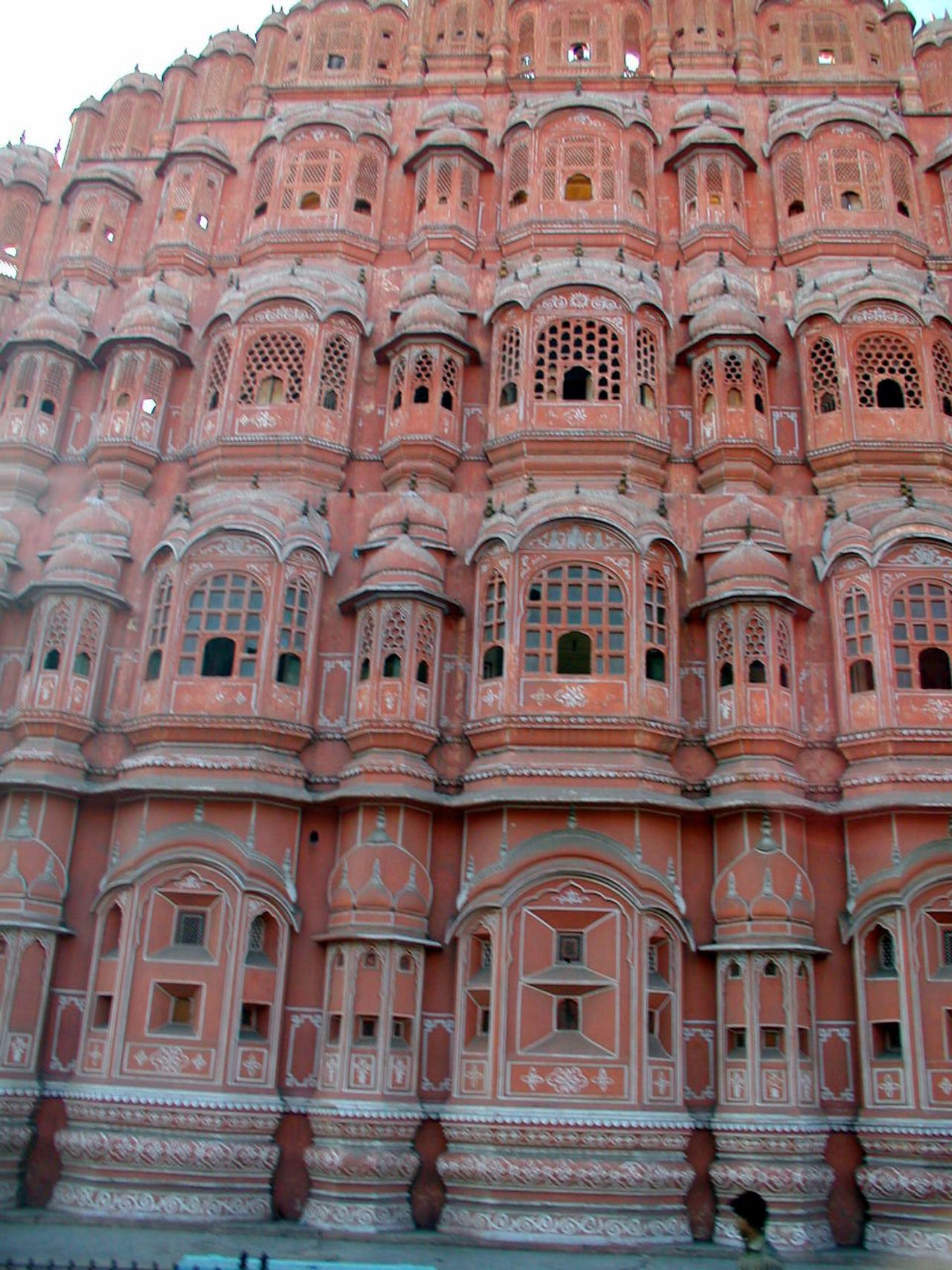 Fachada rosada del Hawa Mahal, con sus numerosas ventanas.